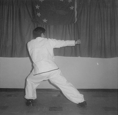 Posture 12 : pas d’avalement et d’affaissement à gauche, les deux mains tournoient — planche de l’édition de 1972