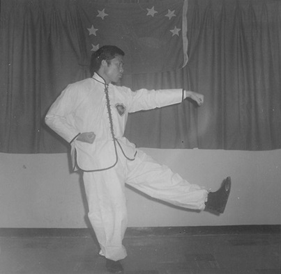 Posture 16 : jambe gauche qui étaye et poing gauche lancés ensemble — planche de l’édition de 1972