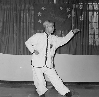 Posture 2 : pas de la Grande Ourse, la main gauche crochète vers l’avant-gauche — planche de l’édition de 1972