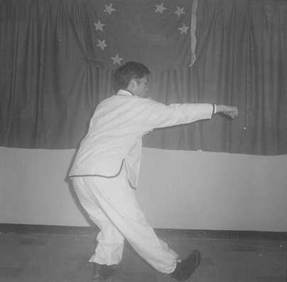 Posture 18 : pas de la Grande Ourse à droite, le poing de complément part de la taille — planche de l’édition de 1972