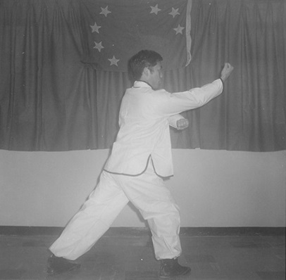 Posture 22 : même poing qui s’effondre qu’aux postures 11 et 13 — planche de l’édition de 1972