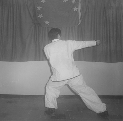 Posture 23 : capture de cigale basse en position d’avalement et d’affaissement — planche de l’édition de 1972