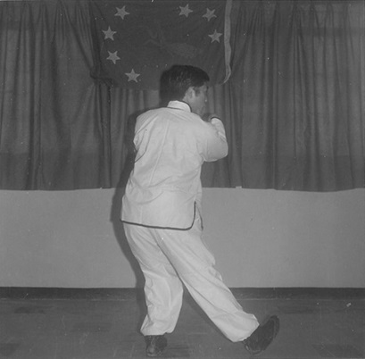 Posture 3 : position de la Grande Ourse à droite, les deux mains crochètent ensemble — planche de l’édition de 1972
