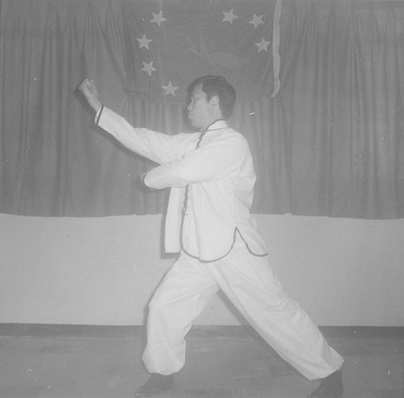 Posture 28 : retourné sur place en ascension à droite, le poing droit se tire du bas vers le haut — planche de l’édition de 1972