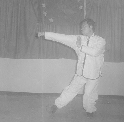 Posture 29 : bond en avant, la paume gauche traverse par le bas, le poing droit part de la taille — planche de l’édition de 1972