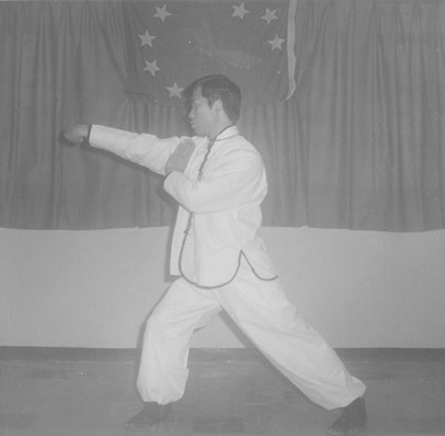 Posture 30a : la main droite crochète vers l’extérieur — figure de transition de l’édition de 1972