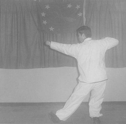Posture 31 : le crochet droit se retire, le crochet gauche sort droit du bas — planche de l’édition de 1972