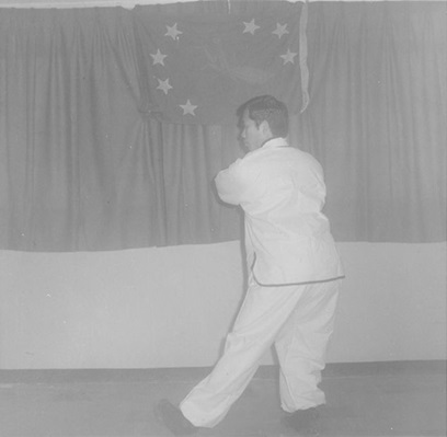 Posture 34 : enroulement de soie à droite, en sens inverse de la quatrième posture — planche de l’édition de 1972