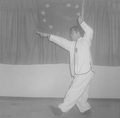 Posture 35 : le crochet gauche barre en haut, la main droite pique à deux doigts — planche de l’édition de 1972