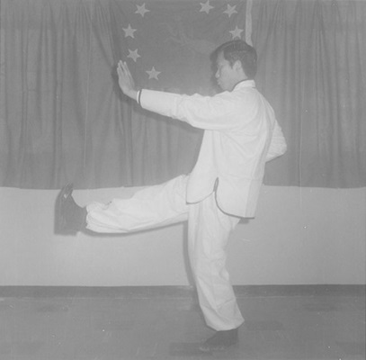 Posture 36b : la paume gauche et le pied droit poussent ensemble — planche de l’édition de 1972