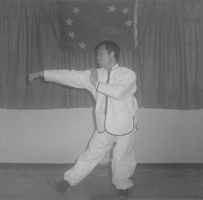 Posture 37 : le poing de complément à droite, comme aux postures 7 et 18 — planche de l’édition de 1972