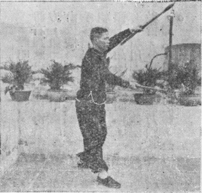 Posture 5, position de passage A (planche 5a) : le pied droit écarté, le bâton lancé de l&rsquo;arrière vers l&rsquo;avant