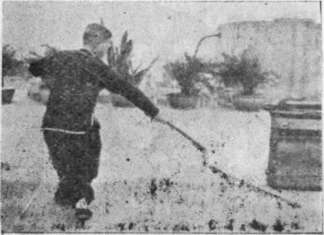 Posture 7, position de passage A (planche 7a) : la main gauche reprenant la prise, la main droite glissant vers la section médiane