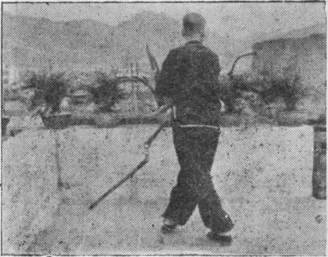 Posture 13, position de passage A (planche 13a) : le pied droit en pas dérobé vers l&rsquo;ouest, le bâton suivant en arc