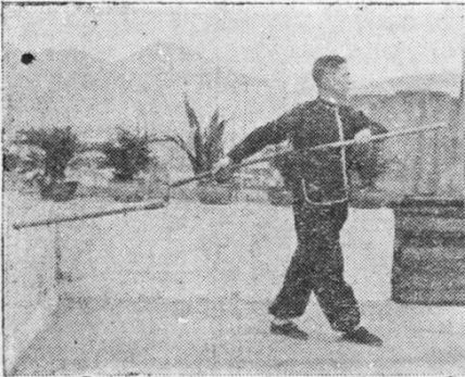 Posture 17, position de passage B (planche 17b) : le cercle du bâton ramenant devant ce qui était derrière