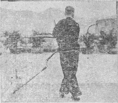 Posture 19, position de passage B (planche 19b) : le bâton traîné de l&rsquo;arrière-sud vers l&rsquo;arrière-nord