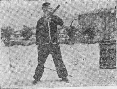 Posture 20, position de passage A (planche 20a) : le corps pivotant de la face nord vers la face sud, le bâton suivant