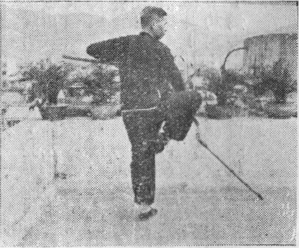 Posture 21, position de passage A (planche 21a) : l&rsquo;appui sur une jambe, le bâton fendant en diagonale vers le nord