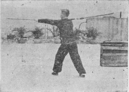 Posture 22, position de passage A (planche 22a) : le bâton tiré vers l&rsquo;arrière-gauche en position d&rsquo;enroulement autour du cou