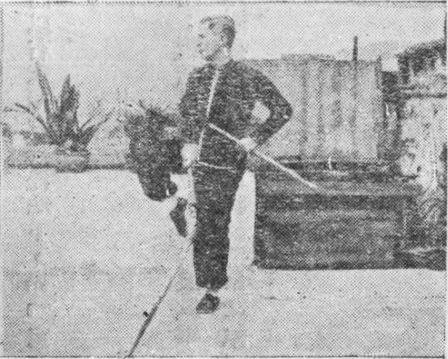 Posture 26, position de passage A (planche 26a) : l&rsquo;appui sur une jambe, le bâton fendant vers le sud devant