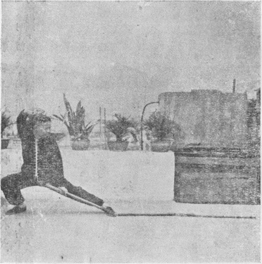 Posture 27, figure finale (planche 27) : la posture de la jambe jetée, le bâton frappant de tout son long vers l&rsquo;est