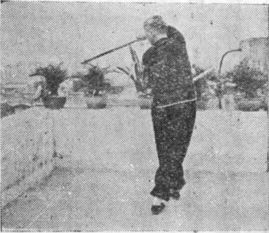 Posture 28, position de passage B (planche 28b) : la torsion vers la gauche, la main droite décrivant un cercle vers l&rsquo;arrière-gauche