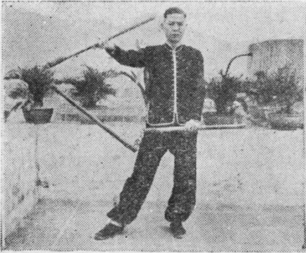 Posture 3, position de passage B (planche 3b) : le pied droit écarté vers l&rsquo;ouest, le bâton balancé du même côté