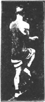 Figure 117 du manuel original de 1922 (教門彈腿圖說) — Septième ligne : le double appui, la jambe en croix (第七路\u3000雙稱十字腿)