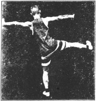 Figure 118 du manuel original de 1922 (教門彈腿圖說) — Septième ligne : le double appui, la jambe en croix (第七路\u3000雙稱十字腿)