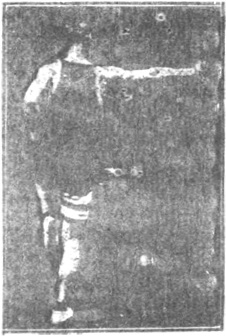 Figure 131 du manuel original de 1922 (教門彈腿圖說) — Septième ligne : le double appui, la jambe en croix (第七路\u3000雙稱十字腿)
