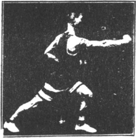 Figure 132 du manuel original de 1922 (教門彈腿圖說) — Huitième ligne : se planter et frapper du pied comme une roue qui tourne (第八路\u3000庄跥如轉環)