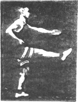 Figure 133 du manuel original de 1922 (教門彈腿圖說) — Huitième ligne : se planter et frapper du pied comme une roue qui tourne (第八路\u3000庄跥如轉環)