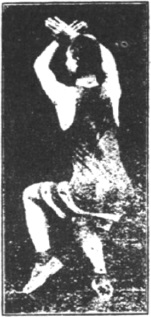 Figure 135 du manuel original de 1922 (教門彈腿圖說) — Huitième ligne : se planter et frapper du pied comme une roue qui tourne (第八路\u3000庄跥如轉環)