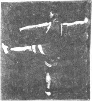 Figure 138 du manuel original de 1922 (教門彈腿圖說) — Huitième ligne : se planter et frapper du pied comme une roue qui tourne (第八路\u3000庄跥如轉環)