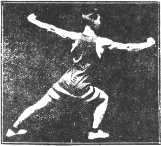 Figure 13 du manuel original de 1922 (教門彈腿圖說) — Première ligne : frapper et balayer comme une palanche (第一路\u3000衝掃似扁擔)
