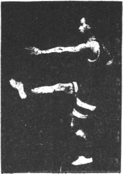 Figure 140 du manuel original de 1922 (教門彈腿圖說) — Huitième ligne : se planter et frapper du pied comme une roue qui tourne (第八路\u3000庄跥如轉環)