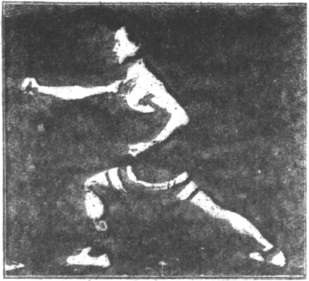 Figure 141 du manuel original de 1922 (教門彈腿圖說) — Huitième ligne : se planter et frapper du pied comme une roue qui tourne (第八路\u3000庄跥如轉環)