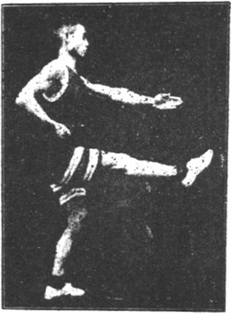 Figure 147 du manuel original de 1922 (教門彈腿圖說) — Huitième ligne : se planter et frapper du pied comme une roue qui tourne (第八路\u3000庄跥如轉環)