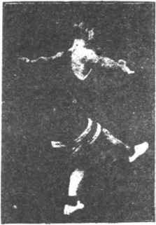 Figure 154 du manuel original de 1922 (教門彈腿圖說) — Neuvième ligne : heurter et verrouiller, forcer la porte (第九路\u3000碰鎖重閃門)