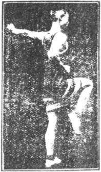 Figure 26 du manuel original de 1922 (教門彈腿圖說) — Première ligne : frapper et balayer comme une palanche (第一路\u3000衝掃似扁擔)