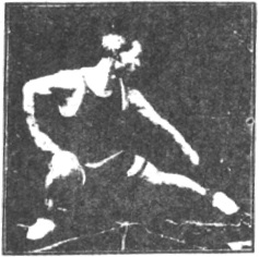 Figure 77 du manuel original de 1922 (教門彈腿圖說) — Quatrième ligne : tourner la meule, faire naître la merveille (第四路\u3000轉磨生奇關)