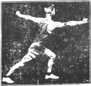 Figure 8 du manuel original de 1922 (教門彈腿圖說) — Première ligne : frapper et balayer comme une palanche (第一路\u3000衝掃似扁擔)
