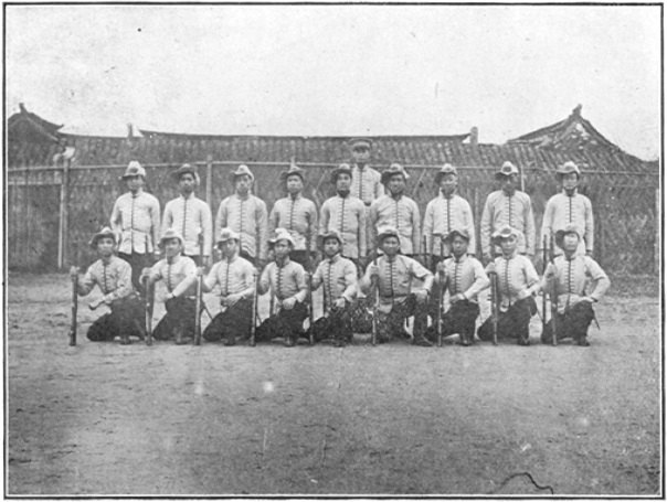 Photographie de l&rsquo;« armée des culottes » des premiers temps, planche des Annales du Jingwu de 1919