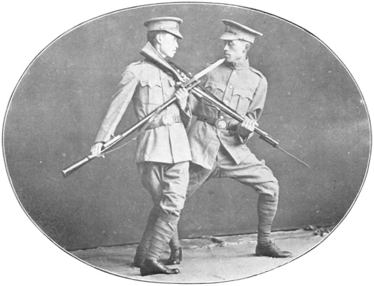 Photographie de Zheng Zhuochen et Jin Guangyao appliquant des techniques de combat à l&rsquo;usage militaire, planche des Annales du Jingwu de 1919