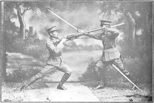 Photographie de Huo Dongge et Zheng Zhuochen appliquant des techniques de combat à l&rsquo;usage militaire, planche des Annales du Jingwu de 1919