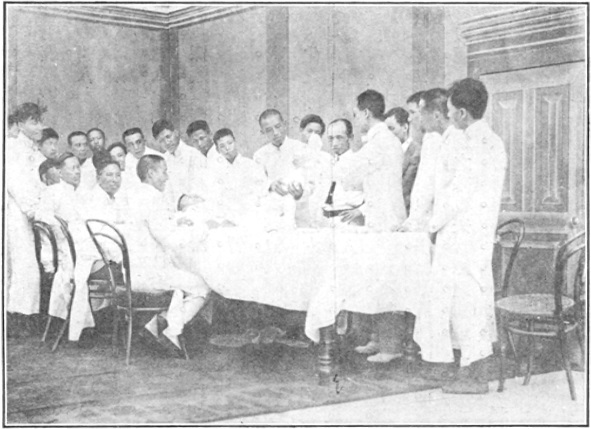 Photographie du cours de traumatologie dirigé par le docteur Lin Jinhua, Annales du Jingwu 1919