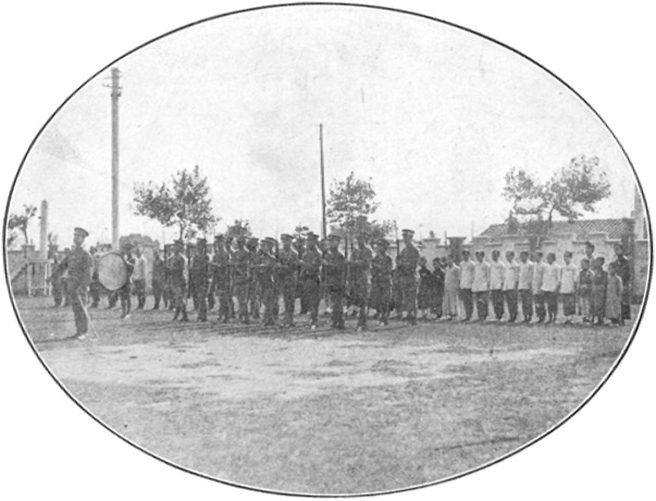 Photographie de la cérémonie de lever du drapeau du 10 octobre 1916, planche des Annales du Jingwu de 1919