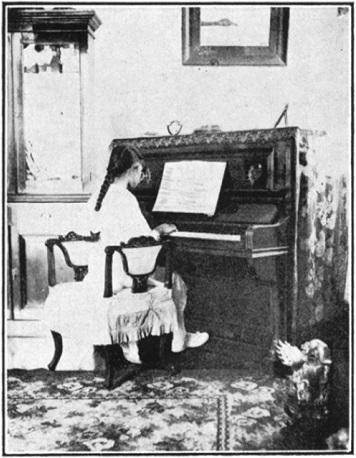 Photographie d&rsquo;un membre du Jingwu au piano, Annales du Jingwu 1919