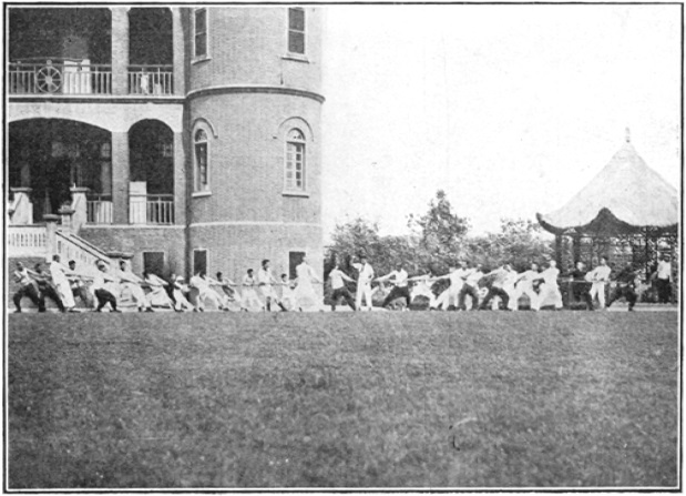 Photographie d&rsquo;un tir à la corde au Jingwu, Annales du Jingwu 1919