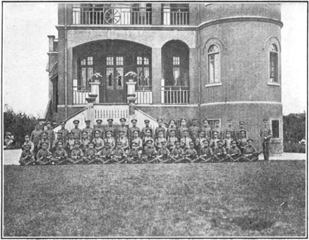 Photographie du corps d&rsquo;exercices militaires de 1919 avec son instructeur Zheng Zhuochen, planche des Annales du Jingwu de 1919